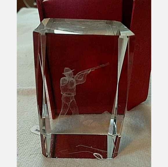 Vintage Crystal Image of Hunter Holding Rifle & His Dog 3" Tall x 2" Wide - Picture 5 of 6
